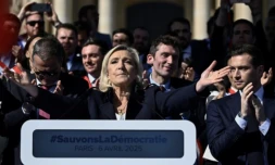 La cheffe de file du Rassemblement nationale, Marine Le Pen, lors d'un rassemblement de soutien après sa condamnation, le 6 avril 2025 à Paris ( AFP / JULIEN DE ROSA )