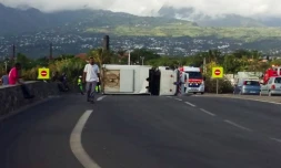 Un camion renversé sur un rond-point, le chauffeur blessé