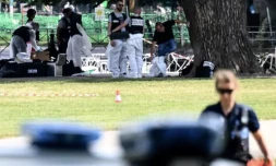 La police scientifique travaille sur la scĂšne de crime dans les Jardins de l'Europe Ă Annecy, oĂč un homme a poignardĂ© six personnes le 8 juin 2023 ( AFP / OLIVIER CHASSIGNOLE )