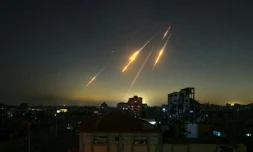 Une photo prise depuis la bande de Gaza montre des traînées de missiles dans le ciel tard le 13 juin 2025, après que l'Iran a tiré des missiles sur Israël 