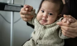 Issa, 3 mois, soigné in utero d'une tumeur vasculaire rare, au service de pédiatrie de jour du GHRMSA (Groupe Hospitalier de la Région de Mulhouse et Sud-Alsace), le 16 février 2026 à Mulhouse, dans le Haut-Rhin ( AFP / SEBASTIEN BOZON )