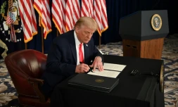 Le président américain Donald Trump signe un plan d'aide à l'économie par décret au cours d'une conférence de presse dans son club de golf de Bedminster, dans le New Jersey, le 8 août 2020