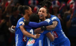 La pivot des Bleues de hand Béatrice Edwige (c) est congratulée par ses coéquipières après le match contre la Russie en finale de l'Euro-2018, le 16 décembre 2018 à Paris