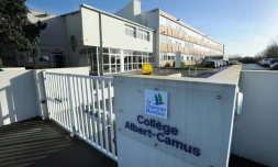 L'entrée du collÚge Albert Camus à La Rochelle, le 15 février 2013