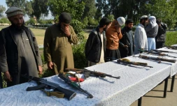 D'anciens talibans rendent les armes lors d'une cérémonie le 1er mars 2020 à  Jalalabad