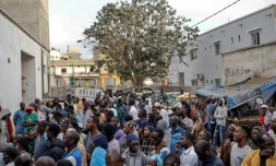 Des électeurs sénégalais attendent leur tour pour voter à la présidentielle, à Dakar le 24 mars 2024