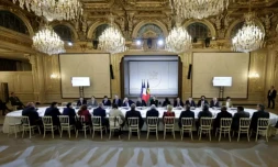 Le président Emmanuel Macron (C) lors d'une réunion sur la Nouvelle-Calédonie, le 19 janvier 2026 à Paris ( POOL / STEPHANE DE SAKUTIN )