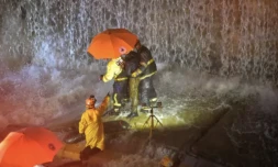 Des sauveteurs recherchent des personnes coincées sous un mur qui s'est effondré sur plusieurs véhicules aprÚs de fortes pluies sur l'avenue 27 Février de Saint Domingue, le 18 novembre 2023 ( AFP / Felix Leon )