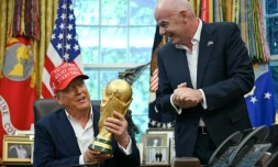 Le président Donald Trump et celui de la Fifa Gianni Infantino, avec le trophée de la Coupe du monde dans le bureau ovale, le 22 août 2025 à Washington, DC