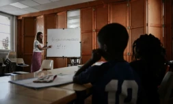 Plus de 2.600 postes d'enseignants n'ont, encore cette année, pas trouvé preneurs à l'issue des concours de recrutement, malgré une baisse du nombre de postes offerts dans les académies ou disciplines les moins attractives ( AFP / Philippe LOPEZ )