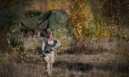 Un soldat français, armé d'un fusil HK416, passe prÚs d'un poste de commandement central dans le champ de tir militaire de Bucium lors de l'exercice "Dacian Fall" de l'Otan, le 2 novembre 2025 en Roumanie ( AFP / Daniel MIHAILESCU )