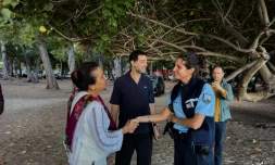 Région Réunion : la présidente de Région en visite sur le tournage de la série Les chercheurs d'or