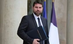 Le ministre français du Logement, Vincent Jeanbrun, quitte le palais de l'Élysée à Paris après la réunion hebdomadaire du Conseil des ministres, le 10 juin 2026 ( AFP / Ludovic MARIN )