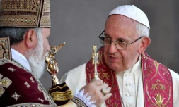Le pape François (D) et le chef de l'Eglise apostolique arménienne, le Catholikos Karékine II, le 26 juin 2016 à Erevan