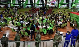 Des soldats montent la garde autour des agents de la Commission électorale indépendante (IEBC) pendant la vérification des résultats de la présentielle, le 14 août 2022 à Nairobi, au Kenya