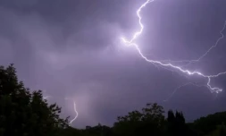 Météo-France a mis en garde contre le risque d'orages "violents" voire "exceptionnels" dans l'est du pays ( AFP / GUILLAUME SOUVANT )