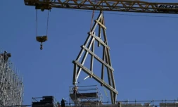 Une ferme de 15 mètres de long et de 10 mètres de haut gruttée au sommet de Notre-Dame de Paris, le 11 juillet 2023 ( AFP / STEFANO RELLANDINI )