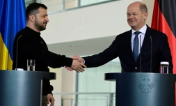 Le chancelier allemand Olaf Scholz (d) et le président ukrainien Volodymyr Zelensky se serrent la main, lors d'une conférence de presse conjointe, le 14 mai 2023, à la chancellerie, à Berlin