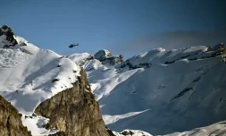 Un alpiniste a été tué et quatre blessés lorsqu'un bloc de glace, un sérac, s'est détaché d'un glacier d'un sommet du massif du Mont-blanc ( AFP / OLIVIER CHASSIGNOLE )