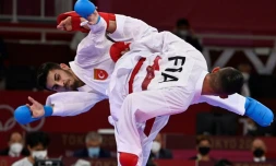 Le Français Steven Da Costa (d) affronte le Turc Eray Samdan en finale du tournoi olympique de karaté kumite réservé aux moins de 67 kg, le 5 août 2021 à Tokyo