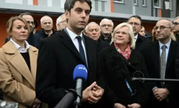 Le Premier ministre Gabriel Attal (C) et la nouvelle ministre du Travail, de la Santé et des Solidarités, Catherine Vautrin devant le centre hospitalier universitaire de Dijon, le 13 janvier 2023 ( AFP / Bertrand GUAY )