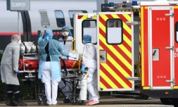 Des équipes médicales prennent en charge un patient contaminé par le Covid-19, à son arrivée à la gare de Quimper, le 5 avril 2020 dans le Finistère