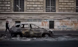 Une voiture brûlée dans le centre de Paris après un week-end de manifestations et de violences, le 19 octobre 2026