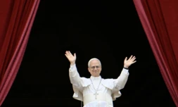 Le pape Léon XIV salue la foule de fidèles depuis le balcon de la basilique Saint-Pierre au Vatican après la prière Regina Caeli, le 11 mai 2025 ( AFP / Alberto PIZZOLI )