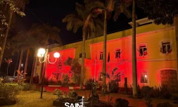 Saint-Paul : l'hôtel de ville s'illumine aux couleurs de Septembre rouge