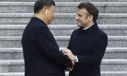 Le président français Emmanuel Macron (d) serre la main de son homologue chinois Xi Jinping à Pékin, le 6 avril 2023 ( AFP / LUDOVIC MARIN )