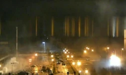 Photo transmise par les autorités ukrainiennes le 1er mars 2022 montrant les secours en train de porter secours aux victimes du bombardement russe sur Jytomyr, à l'ouest de Kiev 