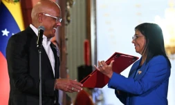 La présidente par intérim du Venezuela Delcy Rodriguez se voit remettre la loi d'amnistie par le président de l'Assemblée nationale Jorge Rodriguez, le 19 février 2026 au palais de Miraflores à Caracas