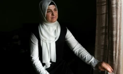 Ramia al-Sous, une veuve d'un détenu syrien et mère de trois enfants, lors de son entretien avec l'AFP dans la Békaa, au Liban, le 13 juin 2022  