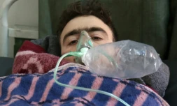 Un Syrien est soigné après une attaque au gaz à Khan Cheikhoun dans le nord-ouest de la Syrie, le 4 avril 2017