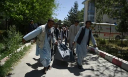 Des volontaires transportent le cadavre d'une victime d'un attentat à la voiture piégée à Kaboul, le 31 mai 2017