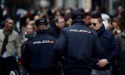 Un homme armé d'un couteau a été tué alors qu'il attaquait les agents d'un commissariat