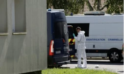 Un enquêteur de la police scientifique près d'un ensemble résidentiel où un homme a tué à coups de couteau sa compagne et leurs deux enfants et blessé deux personnes dans la rue avant d'être interpellé, le 7 septembre 2024 à Mormant, en Seine-et-Marne