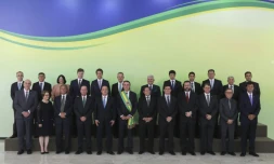 Le président brésilien Jair Bolsonaro, ceint de l'écharpe présidentielle, entouré de ses ministres, au palais du Planalto à Brasilia, le 1er janvier 2019