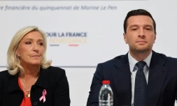 La cheffe de file des députés du Rassemblement national, Marine Le Pen, et le président du parti, Jordan Bardella, à Paris, le 6 octobre 2026. (MEHDI FEDOUACH / AFP)