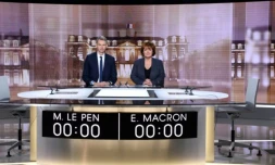 Les journalistes Christophe Jakubyszyn et Nathalie Saint-Cricq sur le plateau de télévision le 2 mai 2017 à la Plaine Saint Denis, avant le débat télévisé Emmanuel Macron et Marine Le Pen