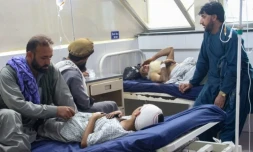 Des blessés à l'hôpital à Jalalabad, le 1er septembre 2025 après un tremblement de terre qui a frappé un village de l'est de l'Afghanistan ( AFP / Aimal ZAHIR )