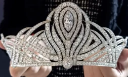 Le diadème serti de diamants de Bessborough, porté pendant les couronnements du roi George VI, en 1937 et de la reine Elizabeth II, en 1953, présenté avant une vente aux enchères chez Christie's, le 15 mai 2023 à Genève ( AFP / Robin MILLARD )