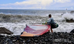 La Possession : un véliplanchiste profite du calme avant la tempête