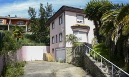 C'est dans cette maison d'Oviedo, en Espagne, que les policiers ont découvert trois enfants vivant au milieu de la crasse. Les parents, d'origine allemande, semblaient craindre le Covid-19. Ils ont été interpellés.  - P. Lorenzana/AFP