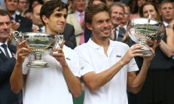 Nicolas Mahut (d) et Pierre-Hugues Herbert vainqueurs du double messieurs à Wimbledon en battant en finale Edouard Roger-Vasselin et Julien Benneteau, le 9 juillet 2016 