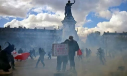 Des protestataires dans la fumée de gaz lacrymogÚnes lors d'une manifestation contre la vie chÚre place de la République à Paris, le 17 octobre 2026 ( AFP / Matthieu RONDEL )