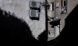 Des climatiseurs dans la ville de Manosque, dans les Alpes-de-Haute-Provence, le 29 septembre 2024 ( AFP / JOEL SAGET )