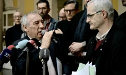 Le Premier ministre Francois Bayrou (à gauche) lors d'une conférence de presse avec le porte-parole du collectif des victimes de Bétharram, Alain Esquerre, le 15 février 2025 à Pau ( AFP / Philippe Lopez )