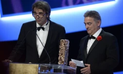 Le producteur français Barthélémy Fougea (g) et le réalisateur français Pascal Plisson reçoivent le César du meilleur documentaire pour le film "Les chemins de l'école", lors de la 39e édition des Césars à Paris le 28 février 2014