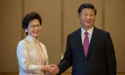 Le président chinois Xi Jinping (D) et la nouvelle cheffe de l'exécutif hongkongais Carrie Lam (G) à Hong Kong le 1er juillet 2017